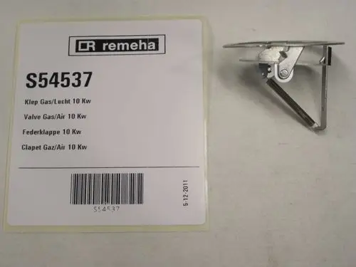 Remeha Gas/Luft Federklappe, montiert mit einer Feder und einem Gelenk, auf einer weißen Unterlage, neben einem Infoschild mit Artikelnummer und Produktdetails.